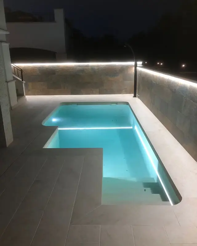 Reforma de piscina con iluminación LED - después